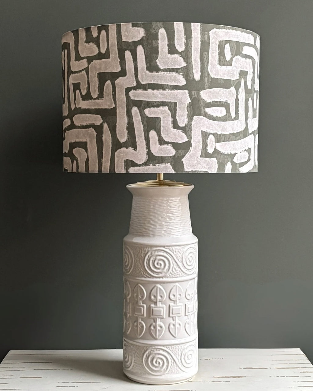 Modern White Ceramic Table Lamp with Abstract Geometric Shade – Minimalist Sculptural Lighting for Contemporary Homes