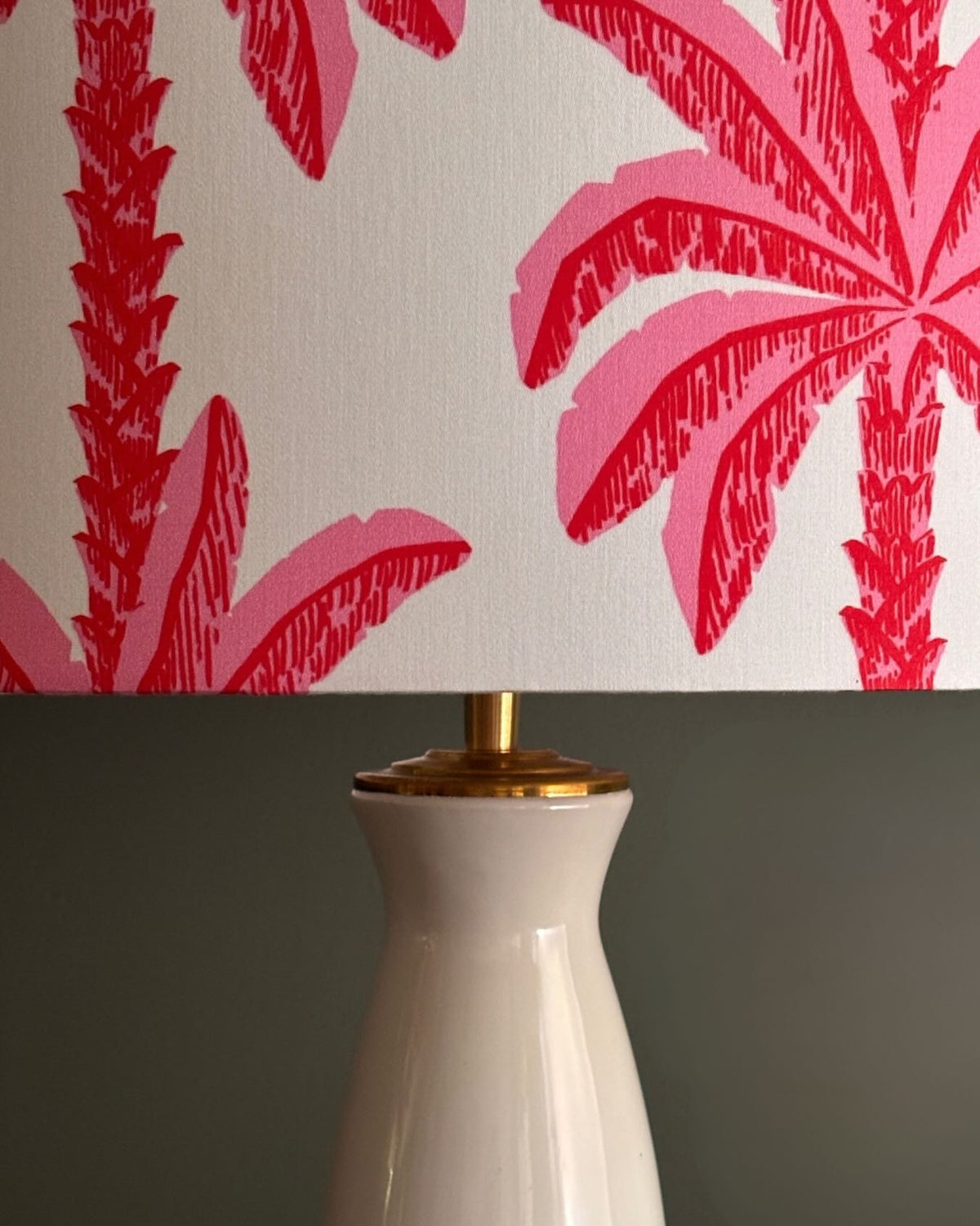 Handcrafted White Ceramic Table Lamp with Pink Palm Leaf Shade – Elegant Tropical Accent Lighting for Modern Homes