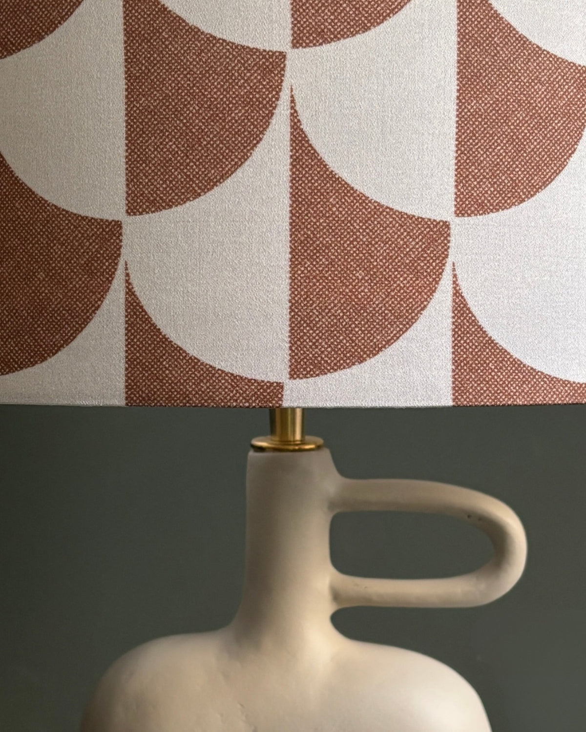 Modern Ceramic Table Lamp with Scallop Pattern Shade – Minimalist Handmade Decorative Lighting for Home Interiors
