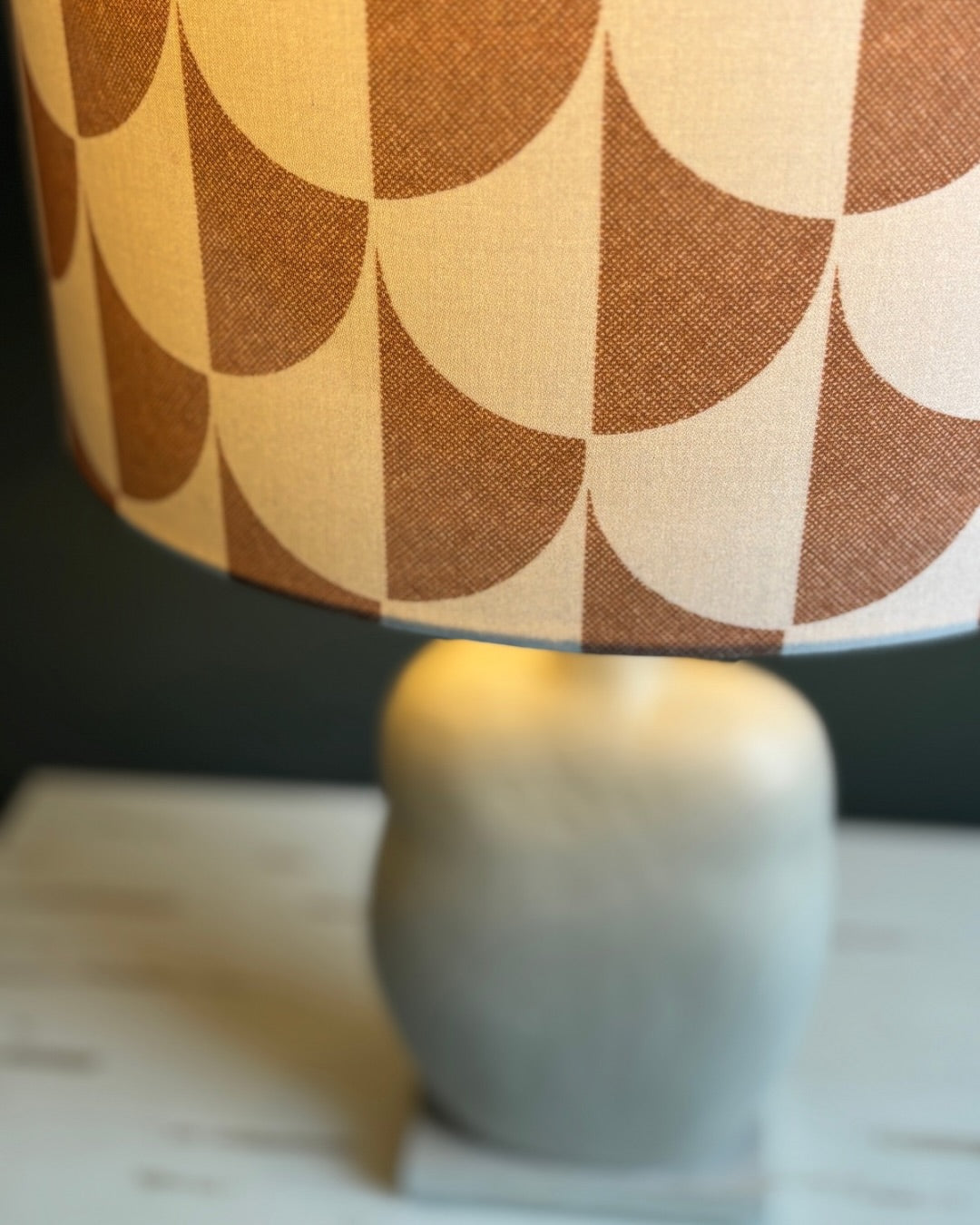 Modern Ceramic Table Lamp with Scallop Pattern Shade – Minimalist Handmade Decorative Lighting for Home Interiors