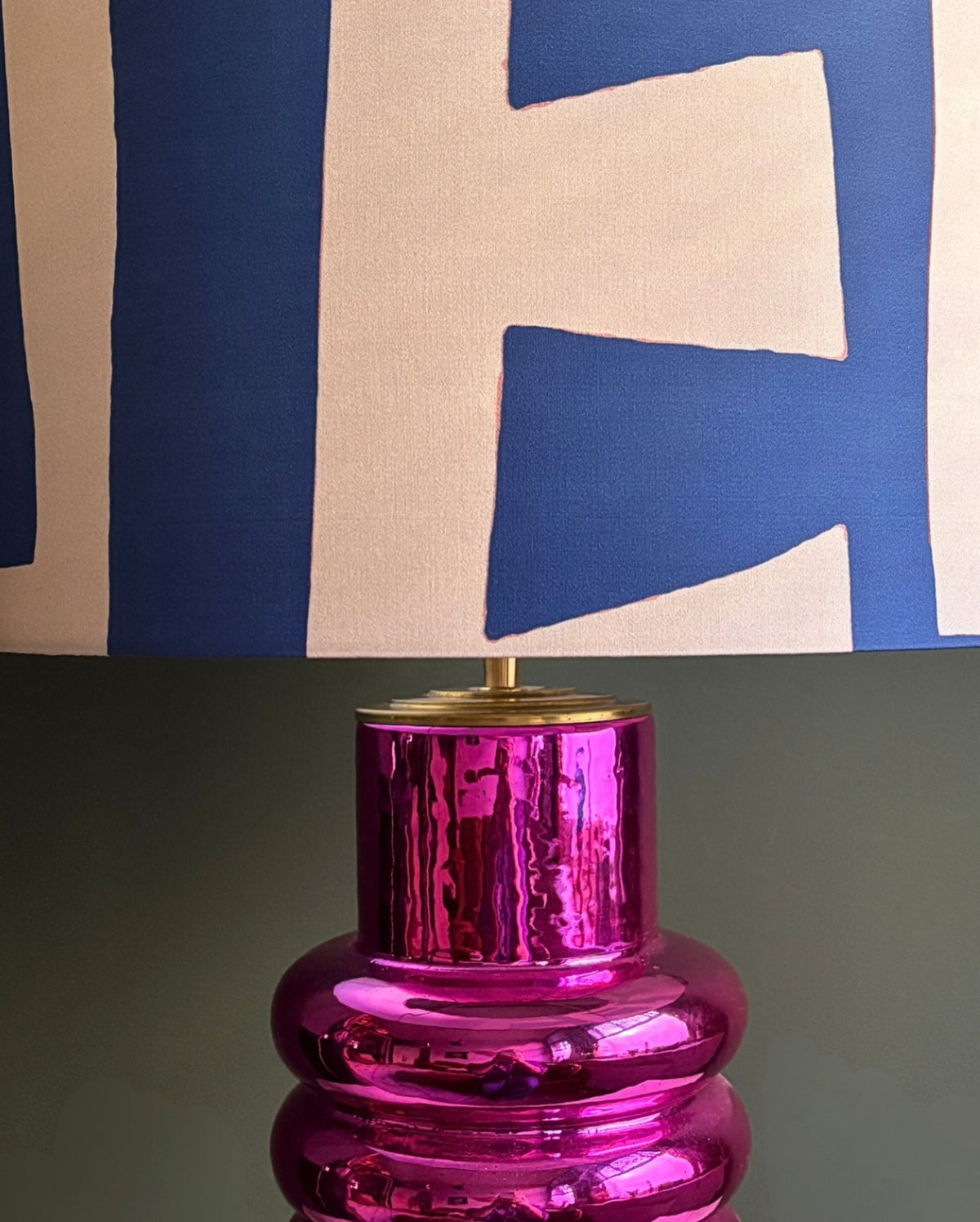 Modern Purple Ceramic Table Lamp with Abstract Geometric Shade – Contemporary Artistic Lighting for Stylish Interiors