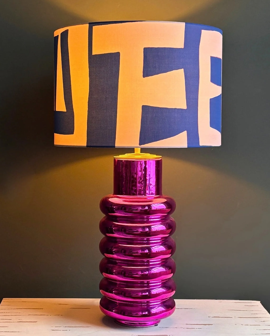 Modern Purple Ceramic Table Lamp with Abstract Geometric Shade – Contemporary Artistic Lighting for Stylish Interiors