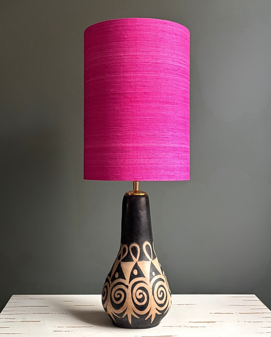 Modern Purple Ceramic Table Lamp with Abstract Geometric Shade – Contemporary Artistic Lighting for Stylish Interiors